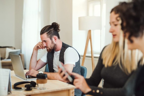 Gặp Khó Khăn Trong Việc Kết Nối Với Người Khác? Những Nguyên Nhân Có Thể Gây Ra