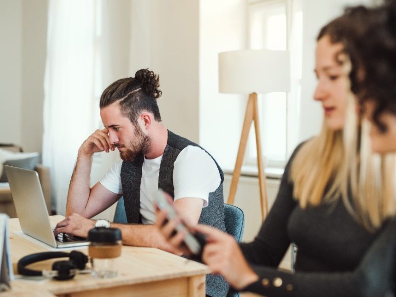 Gặp Khó Khăn Trong Việc Kết Nối Với Người Khác? Những Nguyên Nhân Có Thể Gây Ra
