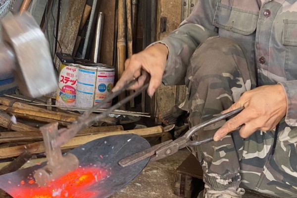 “Into the Fire: Discover Traditional Blacksmithing & Local Storytelling with Dalat Easyrider”
