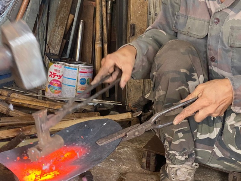 “Into the Fire: Discover Traditional Blacksmithing & Local Storytelling with Dalat Easyrider”